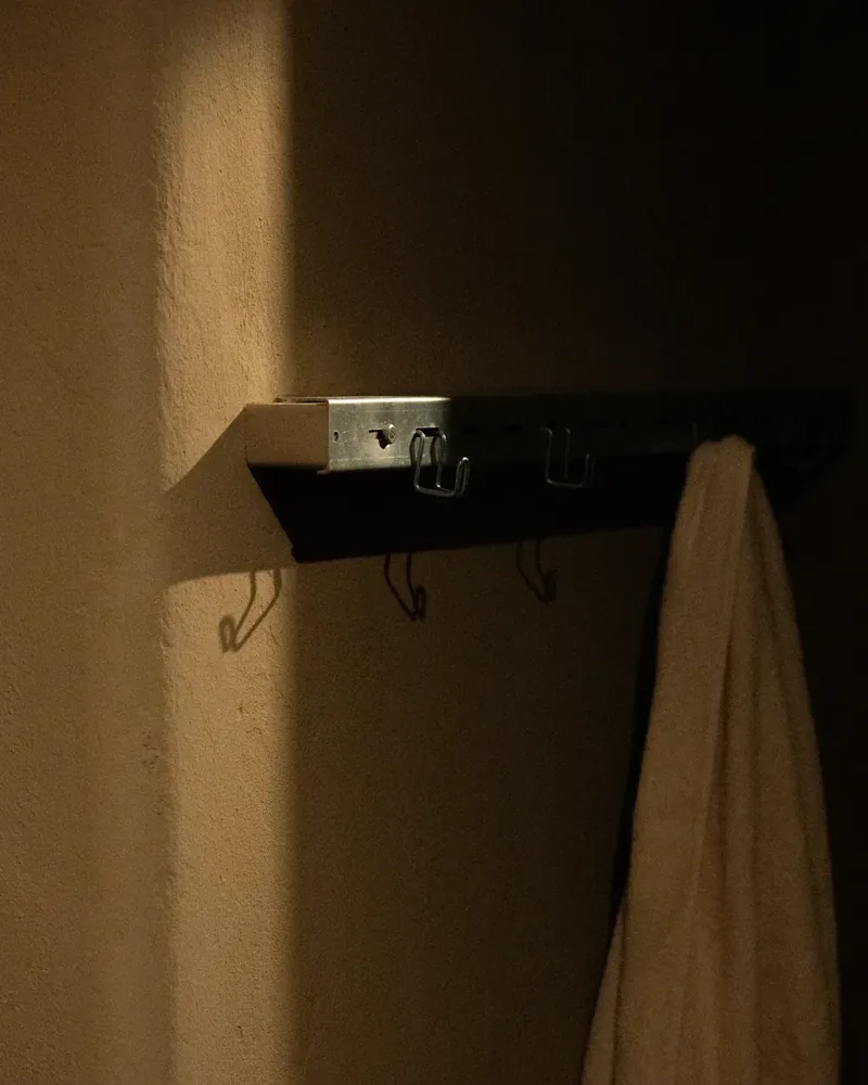 Eine Hakenleiste an der Wand, an der ein Handtuch hängt