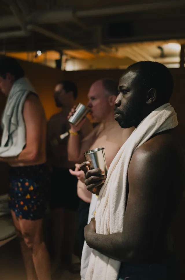 Gespräch mit Getränk nach der Sauna