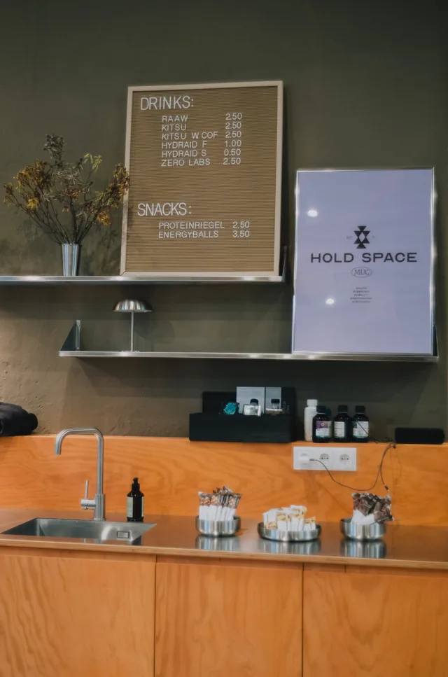 Tresen mit Drinks, Snacks und dem HOLD-SPACE-Plakat